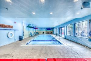 - une piscine dans une grande pièce aux murs bleus dans l'établissement Gateway #5055, à Keystone