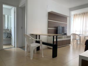 a kitchen and dining room with a table and chairs at Novo apto com garagem no centro de Passo Fundo RS in Passo Fundo