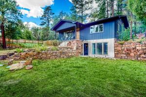 una casa azul con una pared de piedra en Narrow Gauge Nook, en Durango
