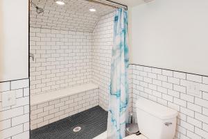 ein Bad mit einem WC und einer Dusche in der Unterkunft Narrow Gauge Nook in Durango
