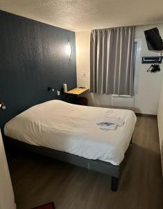 Habitación de hotel con cama y ventana en Fasthotel, en Jaux