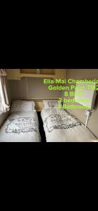 Ένα ή περισσότερα κρεβάτια σε δωμάτιο στο Golden Palm 8 Birth Caravan TM2 +7 φωτογραφίες