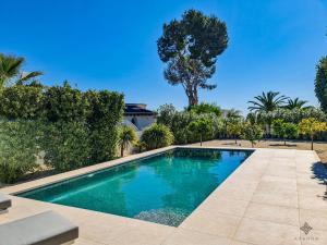 einen Pool im Hof eines Hauses in der Unterkunft Villa moderna de lujo de nueva construcción a 1km de Playa Fustera - Ref A014 AVANOA PREMIUM RENTALS in Benissa