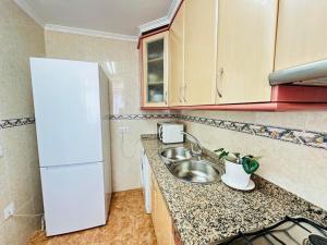 Kuchyňa alebo kuchynka v ubytovaní Charming & cosy beach apartment