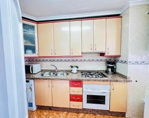 Kuchyňa alebo kuchynka v ubytovaní Charming & cosy beach apartment