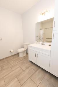 Um banheiro em Modern & Cozy 2 - Bedroom gem mins from NYC