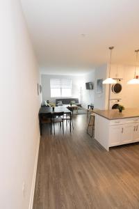 uma cozinha e sala de estar com uma mesa e uma sala de jantar em Modern & Cozy 2 - Bedroom gem mins from NYC em Jersey City