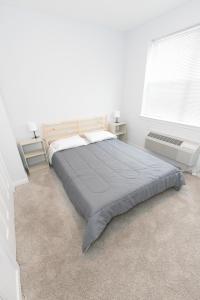 um quarto com uma cama grande e uma janela em Modern & Cozy 2 - Bedroom gem mins from NYC em Jersey City