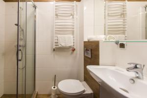 une salle de bain avec toilettes, lavabo et douche dans l'établissement Apartament 106 Mari - Welle, à Grzybowo 5 autres photos