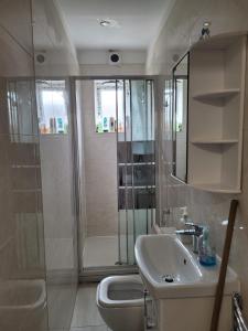 a bathroom with a shower and a sink and a toilet at Nice Double Bedroom Near QMC in Nottingham