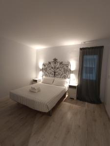 1 dormitorio con 1 cama grande y 2 mesitas de noche en Aiguaneu S'Auguer, en Blanes