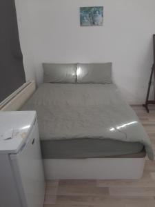 Posteľ alebo postele v izbe v ubytovaní Nice single bedroom near QMC