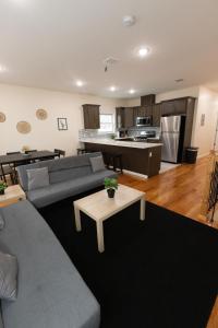 uma sala de estar com um sofá e uma cozinha em Elegant Modern 3-Bed Apt near NYC em Jersey City