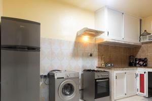 Il comprend une cuisine équipée d'une cuisinière et d'un lave-linge. dans l'établissement appartement El-barka, à Dakhla