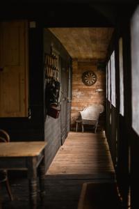 un corridoio di una casa con passerella in legno di The cabin at Abberley Glamping ad Abberley