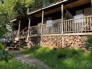 una casa con un montón de troncos al lado en The cabin at Abberley Glamping, en Abberley