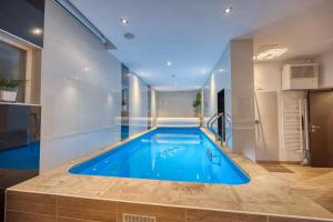 ein Swimmingpool mitten in einem Haus in der Unterkunft La Villa - Piscine / Karaoké / Jeux in Fontaine