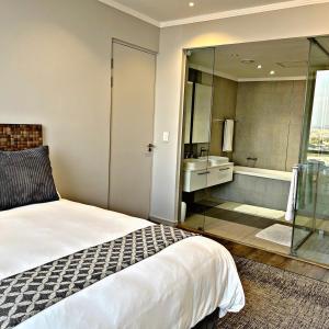 Ένα ή περισσότερα κρεβάτια σε δωμάτιο στο Luxury Masingita towers 9th floor apartment