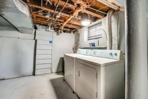 Φωτογραφία από το άλμπουμ του 8 Mi to Ford Field Detroit Getaway with Fireplace! σε Ντιτρόιτ +25 φωτογραφίες