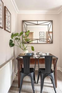 jadalnia ze stołem, 2 krzesłami i lustrem w obiekcie Beautiful apartment in Bath w mieście Bath