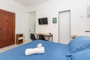 ein Zimmer mit einem Bett und einem Handtuch darauf in der Unterkunft Novo e Confortável Studio no RJ/Lapa Circo Voador in Rio de Janeiro