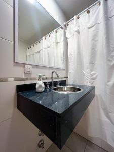 Luminoso departamento en Villa Crespo في بوينس آيرس: حمام مع حوض ومرآة