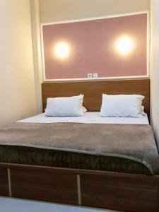 Postel nebo postele na pokoji v ubytování Al-Kiswah Syariah Guest House