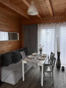 Posedenie v ubytovaní Resort EDEN domki, apartamenty i pokoje