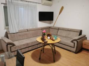 ein Wohnzimmer mit einem Sofa und einem Tisch in der Unterkunft Nice apartment -with new private pool in Stari Grad