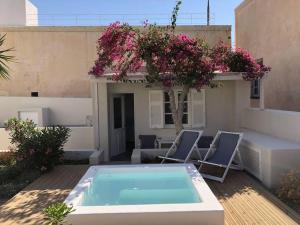 Bazén v ubytování The Garden Studio in OIA nebo v jeho okolí