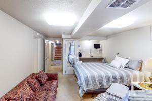 sala de estar con cama y sofá en Red Rocks Retreat en Englewood