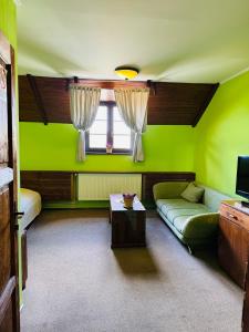מיטה או מיטות בחדר ב-Penzion Myslivna