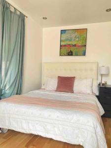 Un dormitorio con una cama y un cuadro en la pared. en Great natural light Apartment in Historic Building, en Grimsby