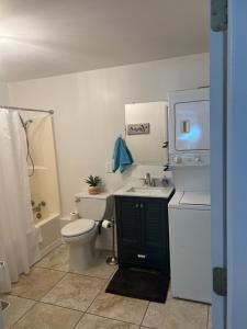 uma casa de banho com um WC branco e um lavatório. em Clearwater Creek Home in Superb Location em Clearwater