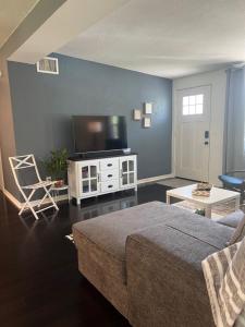 uma sala de estar com uma cama e uma televisão de ecrã plano em Clearwater Creek Home in Superb Location em Clearwater