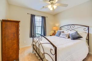 Ένα ή περισσότερα κρεβάτια σε δωμάτιο στο Cozy Greensboro Townhome with Community Pool and Grill