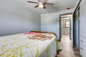 - une chambre avec un lit et un ventilateur de plafond dans l'établissement Wausau Home with Yard 1 Mi to Granite Peak Ski Area, à Wausau