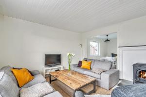 Sala de estar con 2 sofás y mesa en Lund Apartment en Kristiansand