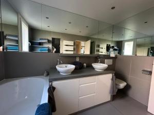 baño con 2 lavabos y espejo grande en Appartement Saint Tropez, en Saint-Tropez