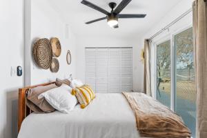 - une chambre avec un lit et un ventilateur de plafond dans l'établissement Private Joshua Tree Cabin w/ Hammocks & Campfire, à Yucca Valley