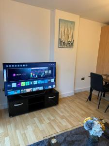 salon z dużym telewizorem z płaskim ekranem w obiekcie Spacious 2 Bedrooms Apartment In Stratford w Londynie