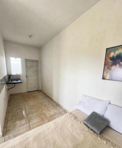 an empty room with a bed and a window at Loft Famíliar Br/Aeroporto 22 in Uberlândia