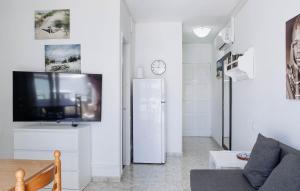 uma sala de estar com um sofá e uma televisão na parede em Apartamento Sol y Mar em San Bartolomé