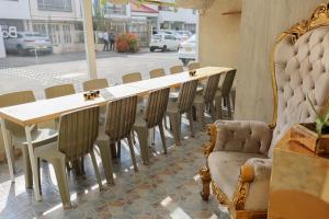una mesa y sillas en una habitación con una calle en Hotel Casa botero 106 en Bogotá