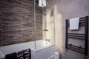Phòng tắm tại West Beck House - Newcastle 5 +19 ảnh