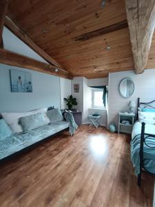 sala de estar con cama y techo de madera en 'Quelle Belle Vue' Chambre d'Hote, en Confolens