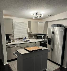 uma cozinha com um frigorífico e uma bancada em Clearwater Creek Home in Superb Location em Clearwater