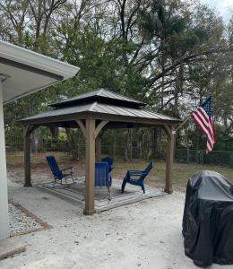 um gazebo com cadeiras e uma bandeira americana em Clearwater Creek Home in Superb Location em Clearwater