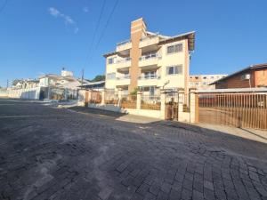an empty street in front of a building at Residencial Cristina's-Apartamentos de 2-3 Quartos equipados com WiFi Garagem-Excelente Localização in Lages