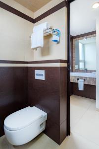 uma casa de banho com um WC e um lavatório em Comfort Inn Puebla Centro Historico em Puebla